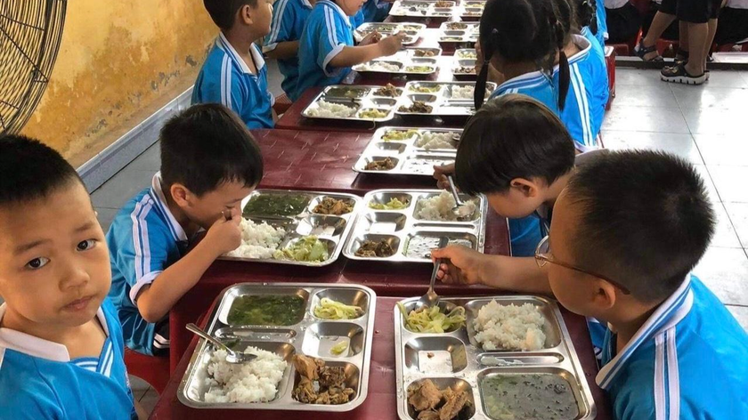 Một bữa ăn bán trú của học sinh trường tiểu học Xuân Phú