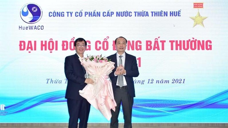 Ông Phan Quý Phương (Phó Chủ tịch UBND tỉnh) tặng hoa chúc mừng ông Lê Quang Minh.