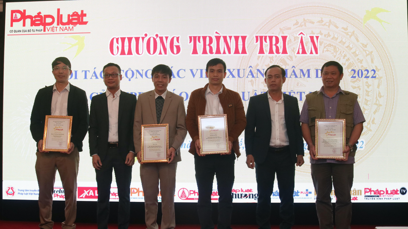 Trao giấy chứng nhận cho cộng tác viên đã có những đóng góp tích cực với Văn phòng Báo PLVN khu vực Bình Trị Thiên.