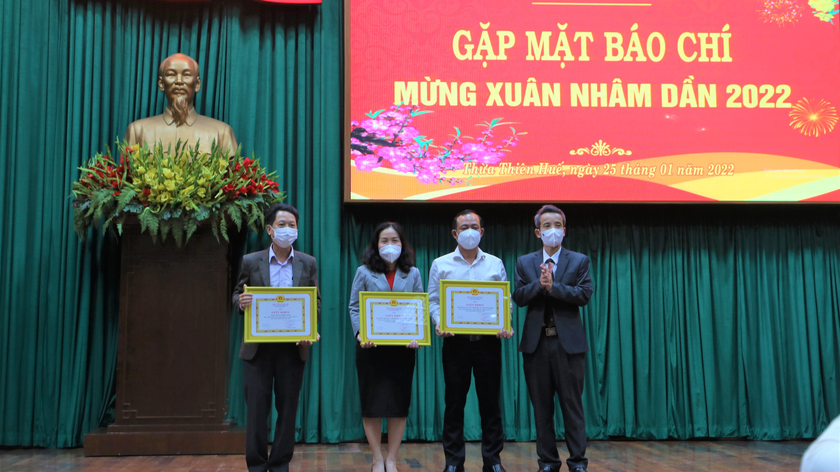 Nhà báo Nguyễn Quang Tám (Áo trắng) nhận giấy khen từ Trưởng Ban Tuyên giáo Tỉnh ủy. 