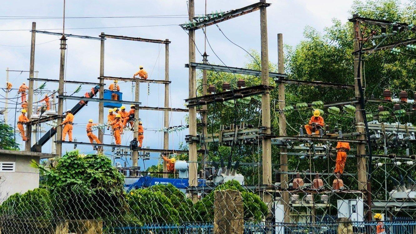 Đẩy nhanh tiến độ các công trình lưới điện nhằm đảm bảo nhu cầu sư dụng điện trong mùa nắng nóng (Ảnh chụp ở huyện Nam Đông)