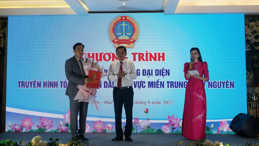 Ông Nguyễn Văn Du trao Quyết định thành lập Văn phòng đại diện Truyền hình Toà án nhân dân khu vực miền Trung - Tây Nguyên cho Nhà Báo Nguyễn Đôn Quốc Tuấn.