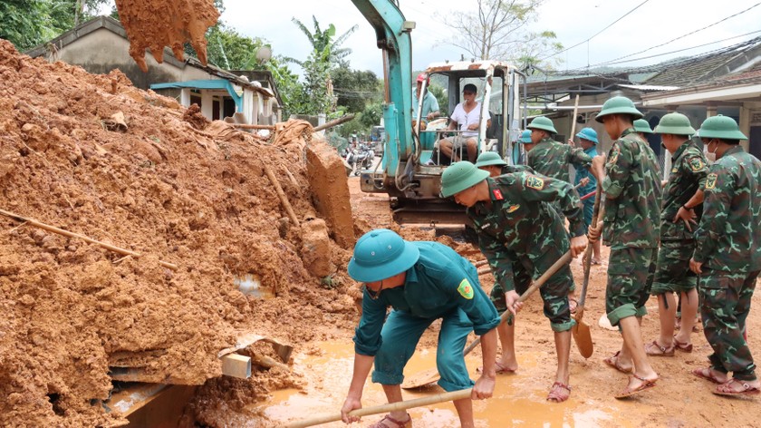 LLVT tỉnh đang dọn dẹp nhà cho Bà Nguyễn Thị Đào 