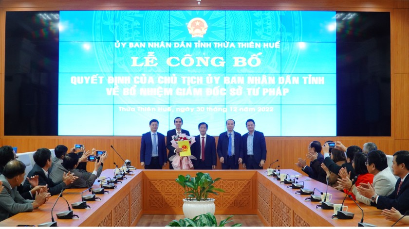 Chủ tịch cùng 3 Phó Chủ tịch UBND tỉnh Thừa Thiên Huế tặng hoa chúc mừng tân Giám đốc Sở Tư pháp Nguyễn Văn Hưng