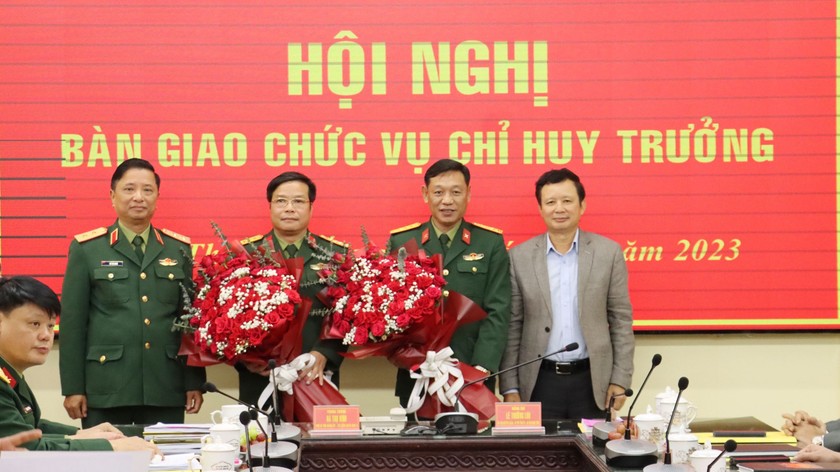 Ông Lê Trường Lưu Bí thư Tỉnh ủy cùng Trung tướng Hà Thọ Bình Tư lệnh Quân khu 4 tặng hoa chúc mừng Đại tá Ngô Nam Cường và Thượng tá Phan Thắng