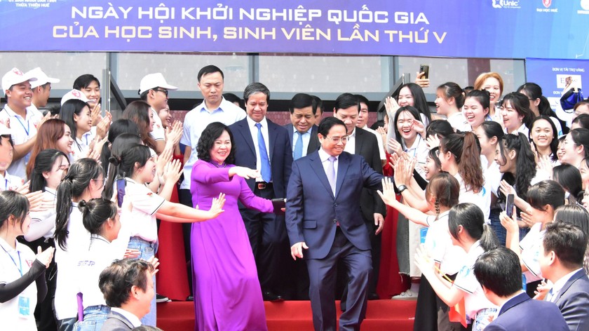 Sinh viên, học sinh chào đón Thủ tướng Phạm Minh Chính dự khai mạc ngày hội khởi nghiệp quốc gia