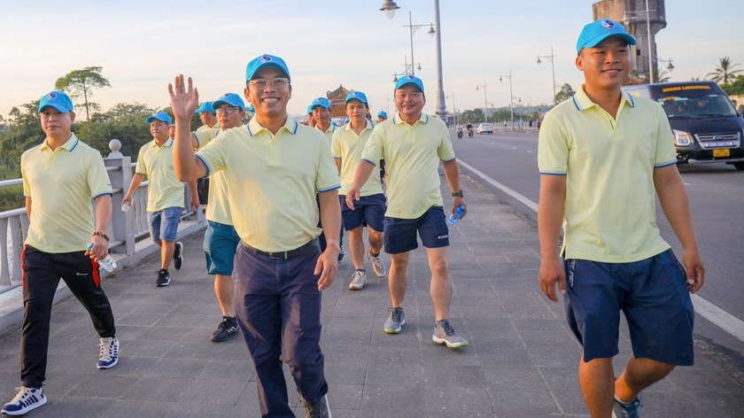 Ông Dương Quý Dương - Tổng Giám Đốc HueWACO (đi giữa, hàng đầu) nở nụ cười sảng khoái, vui vẻ khi tham gia Hội thao
