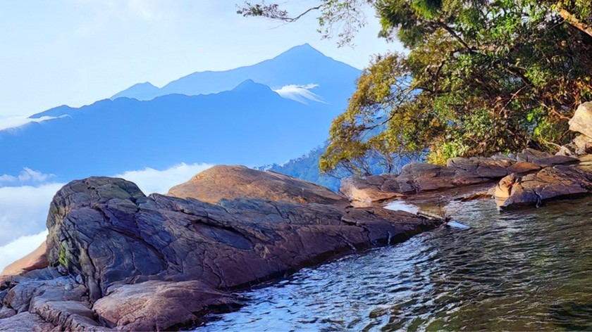 Hồ trên thác Đỗ Quyên mát mẻ quanh năm, nhìn như chốn “bồng lai tiên cảnh” (Ảnh: Vũ Linh)
