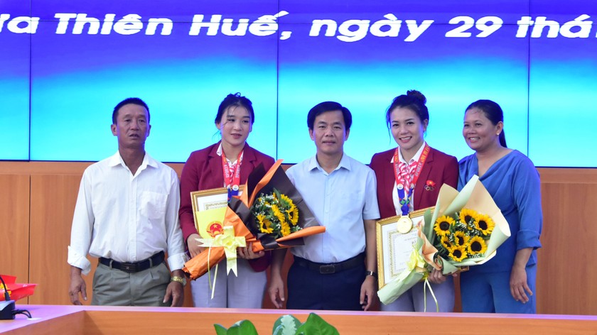 Hai "cô gái vàng" cùng với ba mẹ được ông Nguyễn Văn Phương (Chủ tịch UBND tỉnh Thừa Thiên Huế) biểu dương sau thành tích xuất sắc tại SEA Games 32.