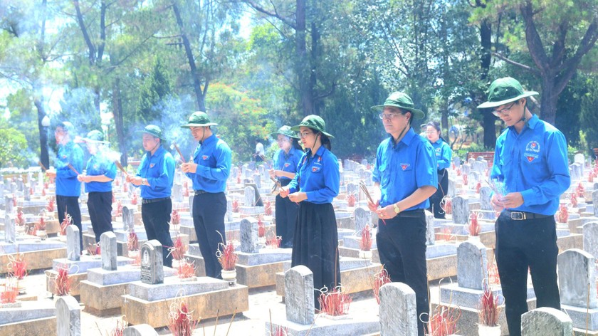 Đoàn viếng tại Nghĩa trang liệt sĩ quốc gia Trường Sơn