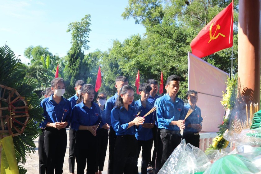Đoàn viên ưu tú dâng hương tưởng niệm 50 năm ngày hi sinh của 16 thanh niên xung phong tại bến phà Long Đại nhằm khơi dậy truyền thống Cách mạng