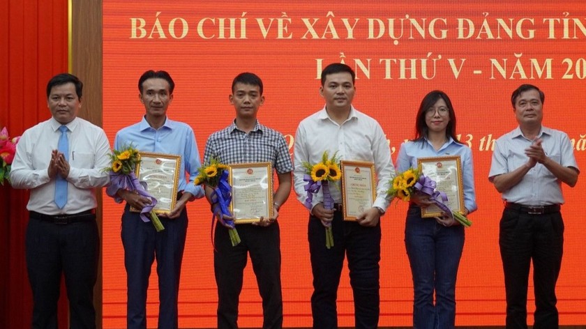 Phóng viên Lê Văn Hoàng Tám Bảy (đứng thứ 3 từ phải sang) nhận giải C “Búa liềm vàng” Quảng Bình lần thứ V- năm 2023