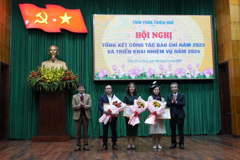 Ông Nguyễn Quang Tám (Trưởng Đại diện VP báo PLVN khu vực Bình Trị Thiên) thứ hai từ trái qua) nhận giấy khen tập thể từ Ban Tuyên giáo Tỉnh ủy.