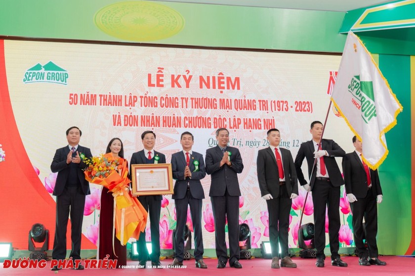 Ông Nguyễn Đăng Quang (Phó Bí thư Thường trực Tỉnh ủy, Chủ tịch HĐND tỉnh, thứ 5 từ trái qua) và ông Võ Văn Hưng (Chủ tịch UBND tỉnh, ngoài cùng bên trái) trao tặng Huân chương Độc lập hạng nhì cho Tổng công ty