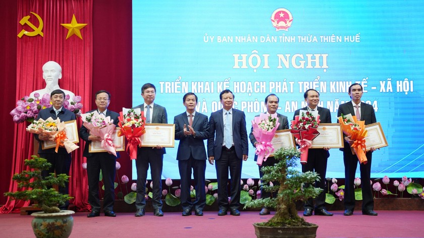 Đại diện tập thể Sở Tư pháp, ông Nguyễn Văn Hưng (Ngoài cùng bên phải) nhận bằng khen của UBND tỉnh Thừa Thiên Huế vì có thành tích xuất sắc trong công tác CCHC năm 2023