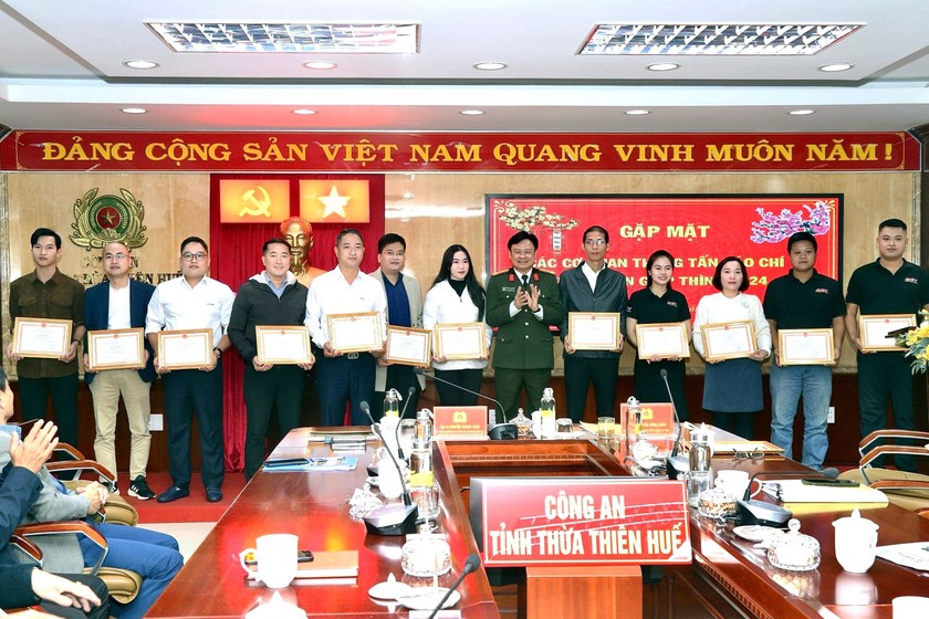 PV Quỳnh Nga (sát bên tay phải của Giám đốc Công an tỉnh Thừa Thiên Huế) nhận giấy khen