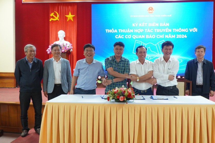 Nhà báo Nguyễn Quang Tám (Trưởng VP Báo PLVN khu vực Bình Trị Thiên, thứ 3 từ phải sang) tham gia ký kết.