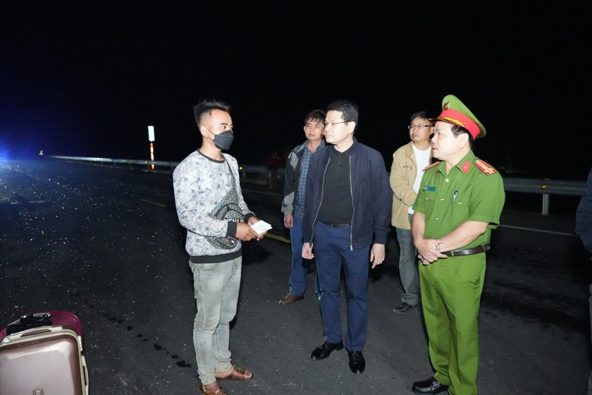 Phó Chủ tịch UBND tỉnh Thừa Thiên Huế Hoàng Hải Minh đến hiện trường chỉ đạo khắc phục hậu quả, điều tra nguyên nhân vụ tai nạn.