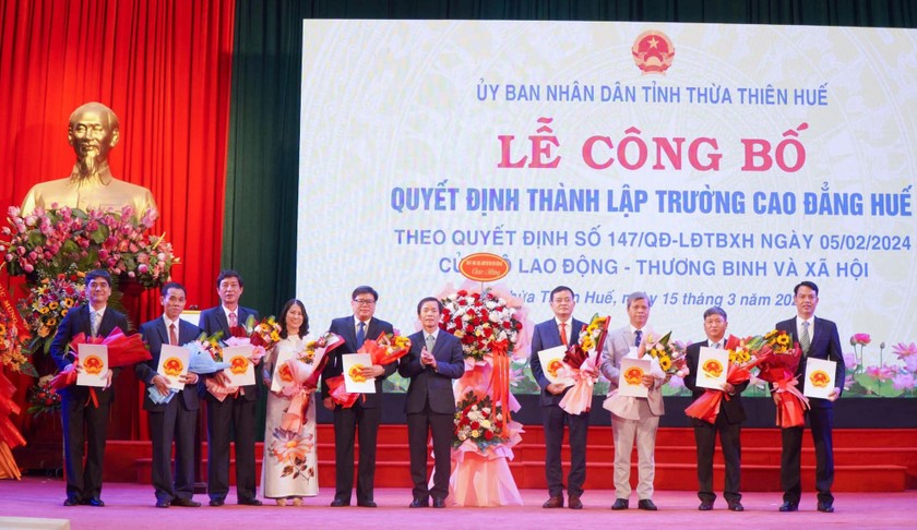 Ông Nguyễn Văn Phương (Chủ tịch UBND tỉnh Thừa Thiên Huế) trao quyết định và tặng hoa Hiệu trưởng cùng 8 Phó Hiệu trưởng