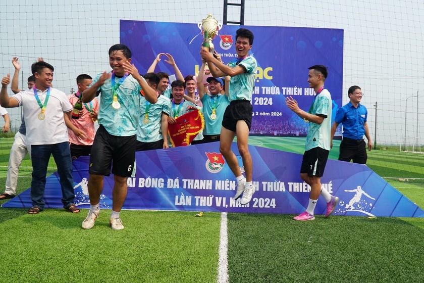 Đội bóng huyện đoàn Phú Vang giành cúp vô địch của giải.