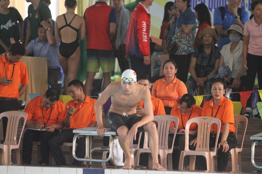 Nguyễn Hữu Kim Sơn phá kỷ lục quốc gia bể 25 mét 4x100m 
