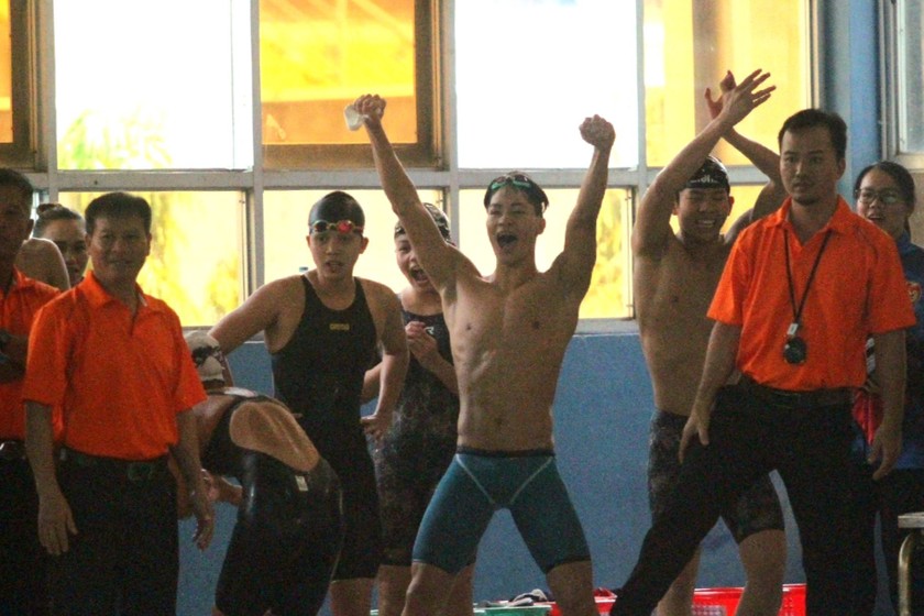 Niềm vui chiến thắng của Hưng Nguyên khi cùng đồng đội phá kỷ lục bơi vô địch quốc gia.