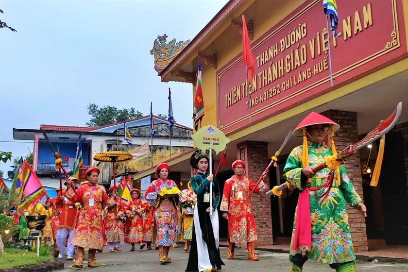 Lễ hội là sinh hoạt truyền thống mang yếu tố văn hóa tâm linh của một bộ phận dân cư xứ Huế nói riêng và cả nước nói chung