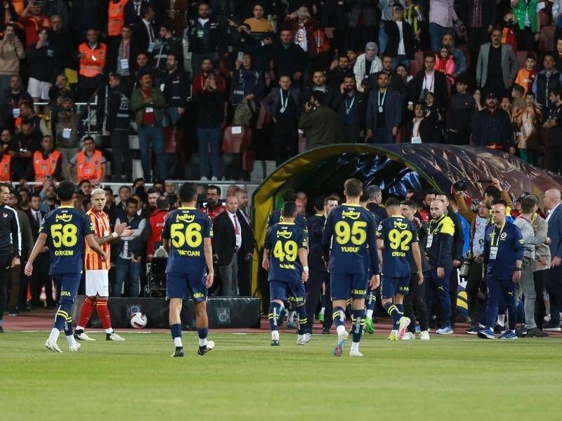Fenerbahce rời sân sau 1 phút thi đấu, đối thủ vỗ tay hưởng ứng 
