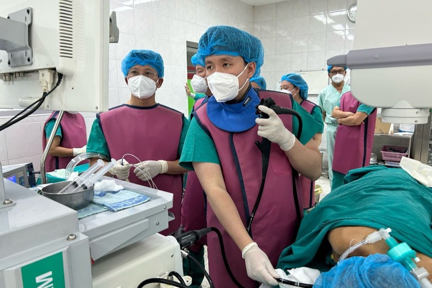 Bác sĩ Bệnh viện Trung ương Huế trực tiếp hướng dẫn các bác sĩ Bệnh viện Mahosot thực hiện các kỹ thuật can thiệp nội soi tiêu hóa.