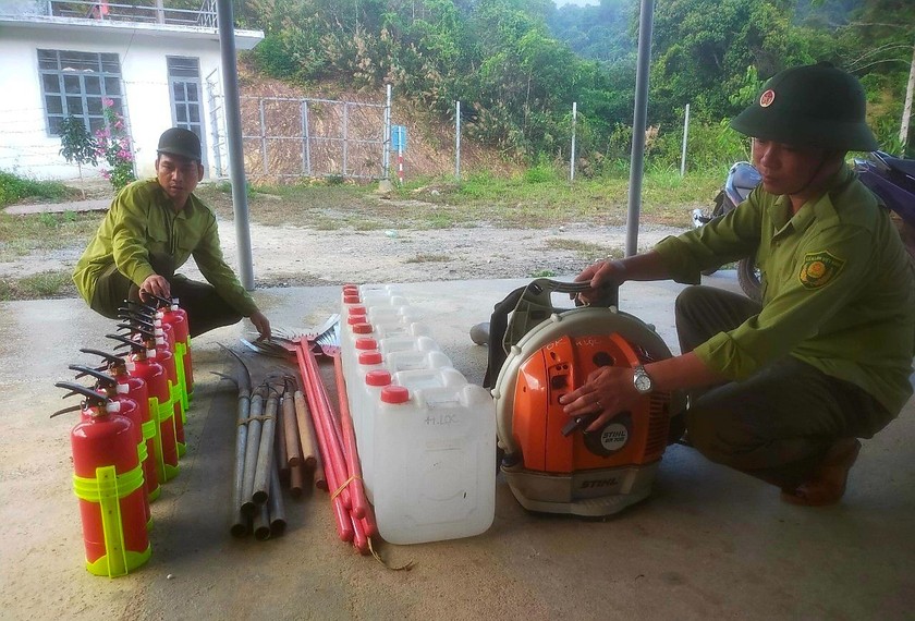 Cán bộ Hạt kiểm lâm Bạch Mã luôn sẵn sàng đảm bảo công tác chữa cháy rừng.