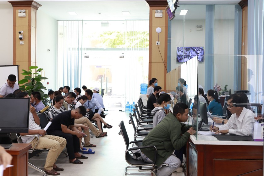 Người dân tới Trung tâm Hành chính công Thừa Thiên Huế làm phiếu lý lịch Tư pháp trên ứng dụng VneID