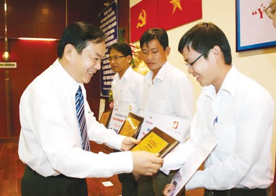 Ông Lê Văn Phước - Tổng Giám đốc Tổng Công ty Điện lực TPHCM trao giải thưởng sáng tạo cho CBCNV tại cuộc thi "Ý tưởng tiết kiệm điện"