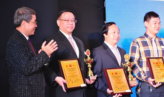 Các doanh nhân ASEAN nhận Cup