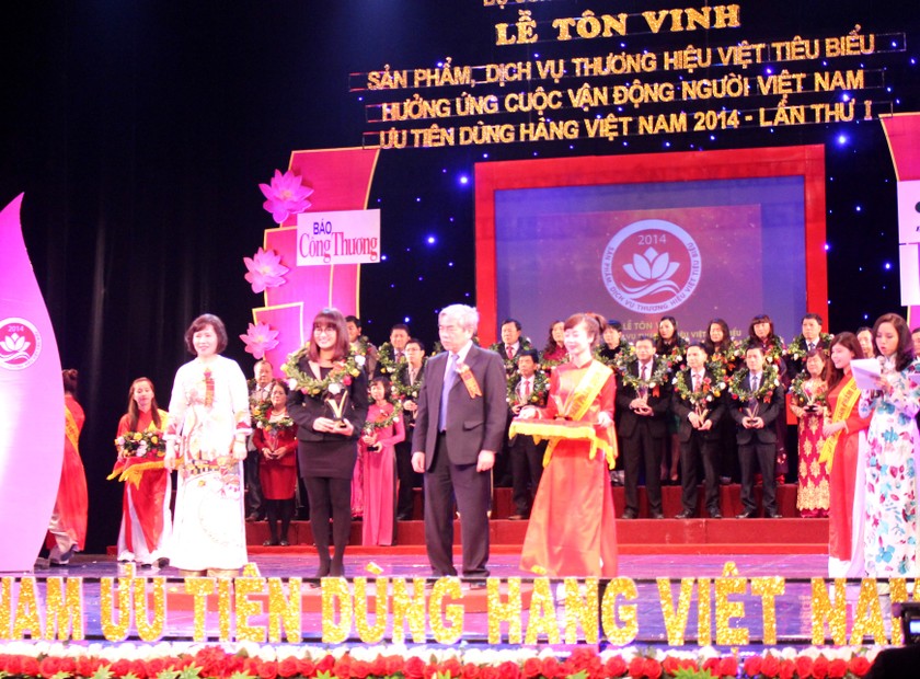 Đại diện Công ty FPT nhận giải thưởng Thương hiệu Việt tiêu biểu