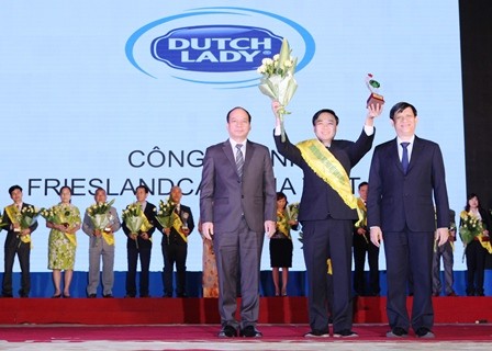 Đại diện FrieslandCampina Việt Nam lên nhận giải thưởng 