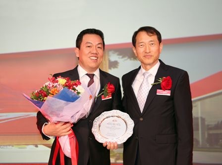 Ông Bùi Kim Kha - Phó Tổng Giám đốc Thaco và Ông Yong Sung Kim - Giám đốc Kia toàn cầu.