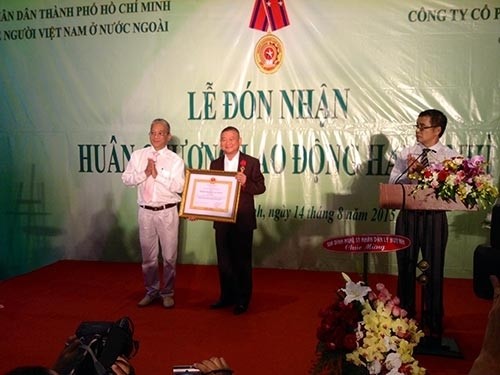 Chủ tịch HĐQT Công ty Siêu Thanh đón nhận Huân chương lao động hạng Nhì 
