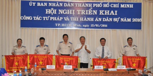 Bộ trưởng Bộ Tư pháp Hà Hùng Cường trao cờ thi đua cho các tập thể xuất sắc
