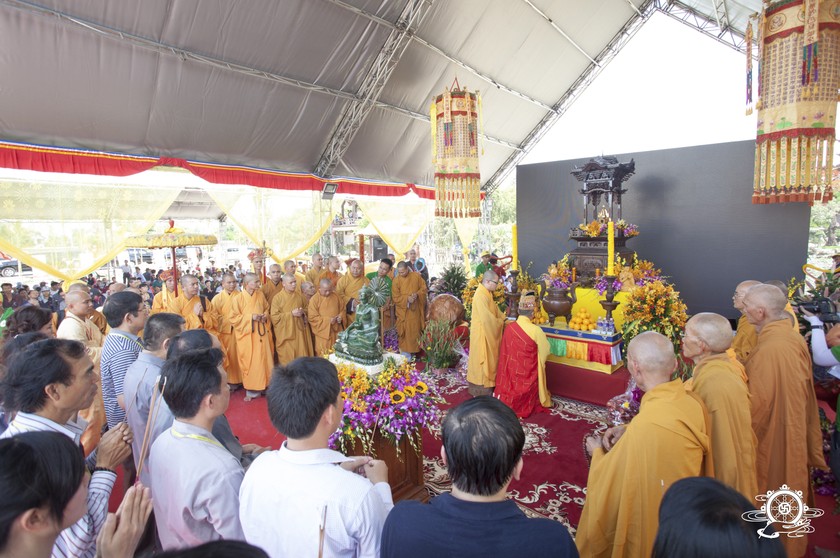 Lễ cung xuất xá lợi Phật tổ tôn trí chiêm bái