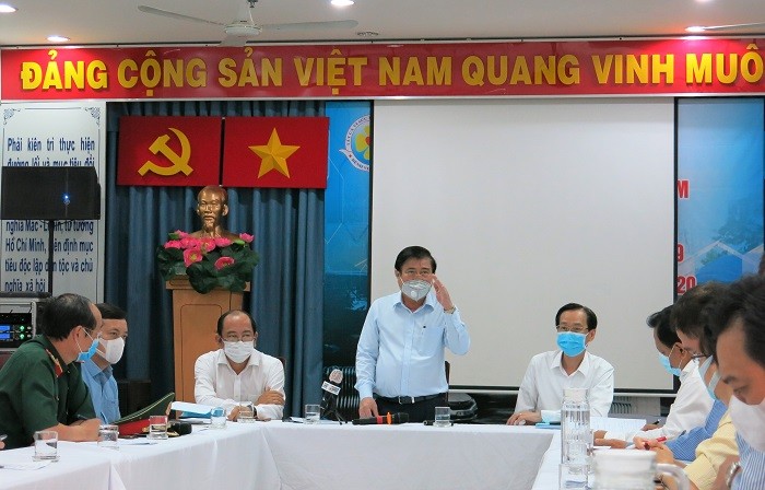 Lãnh đạo UBND TP HCM đeo khẩu trang trong một cuộc họp.