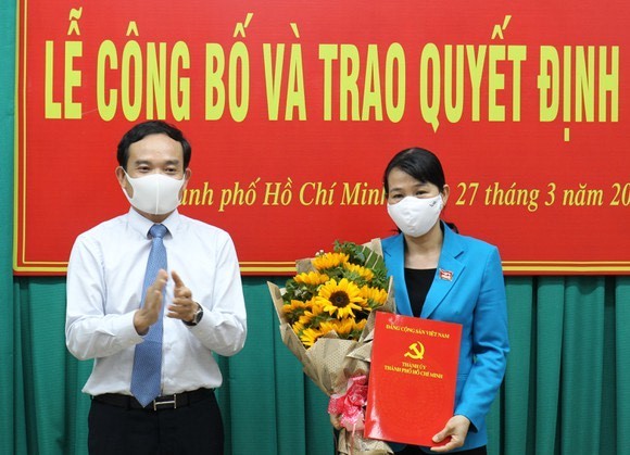 Đồng chí Trần Lưu Quang trao Quyết định điều động cho Đồng chí Lê Thị Kim Hồng  