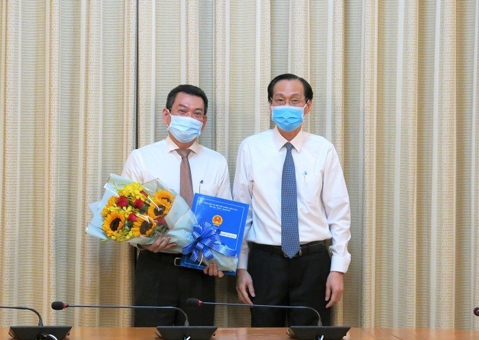 Phó Chủ tịch Thường trực UBND TPHCM Lê Thanh Liêm trao Quyết định điều động cho ông Hoàng Minh Tuấn Anh .
