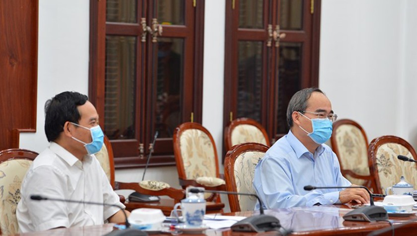 Bí thư Thành ủy Nguyễn Thiện Nhân (bên phải) chủ trì buổi giao ban trực tuyến tại đầu cầu Thành ủy.