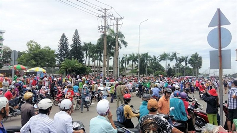 Công nhân Công ty TNHH PouYuen Việt Nam tràn ra đường sau giờ tan ca