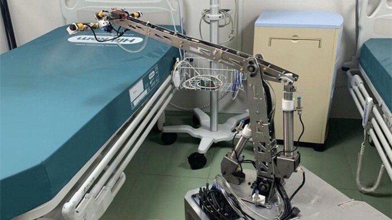 Robot thay thế nhân viên làm công tác khử khuẩn tại các bệnh viện.