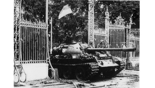 Xe tăng quân giải phóng tiến thẳng vào dinh Độc Lập vào trưa 30/4/1975. Ảnh tư liệu