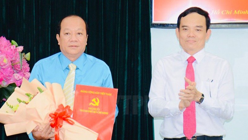 Phó Bí thư Thường trực Thành ủy TP Trần Lưu Quang trao quyết định và tặng hoa cho Đại tá Trần Thanh Trà