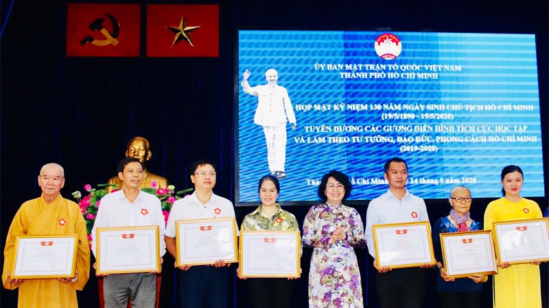 Các tập thể, cá nhân tiêu biểu trong học tập và làm theo tư tưởng, đạo đức, phong cách Hồ Chí Minh giai đoạn 2019-2020 được tuyên dương.