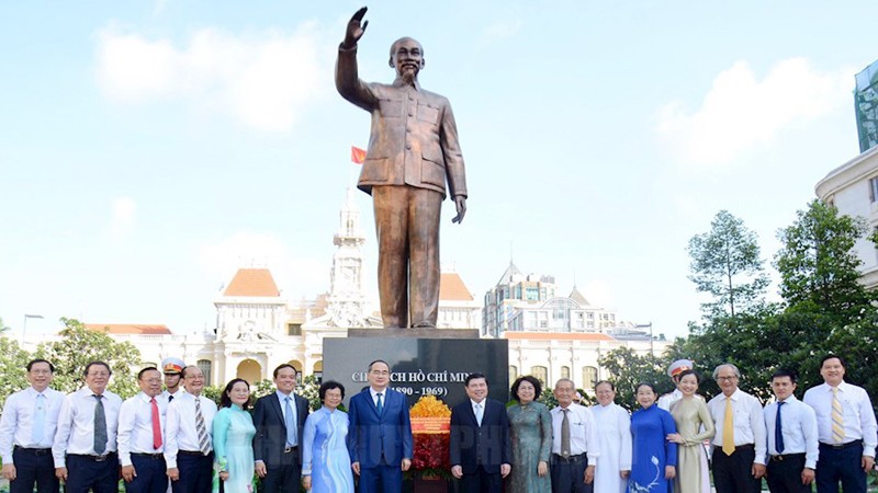 Đoàn đại biểu TP HCM trước tượng đài Chủ tịch Hồ Chí Minh. 