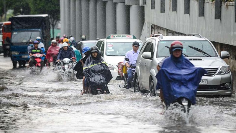 Lưu thông trên đường Nguyễn Hữu Cảnh vào mùa mưa luôn là nỗi ám ảnh của người dân TP.